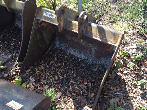 JOHN DEERE 310G Backhoe Bucket in Tampa, FL