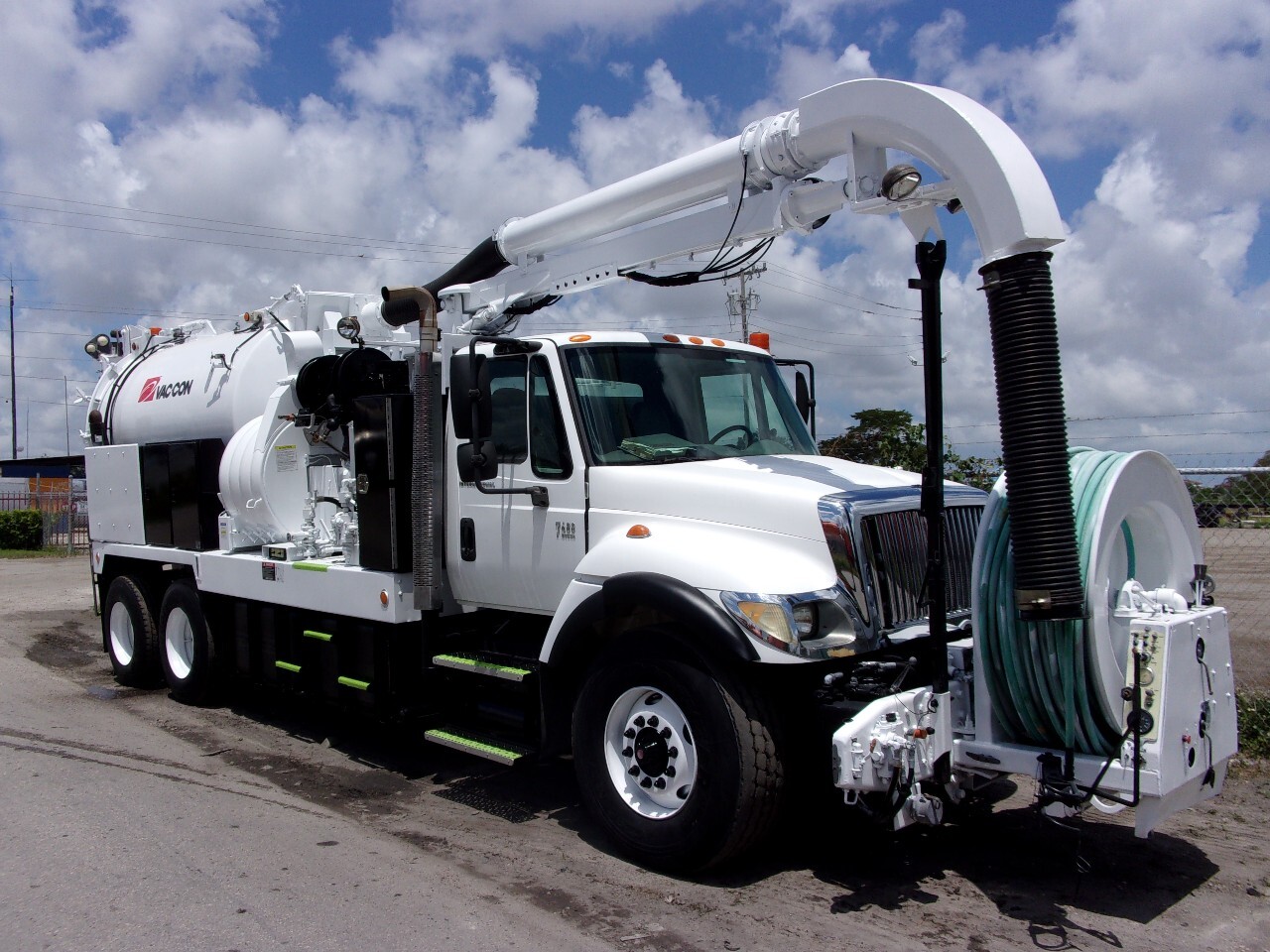2004 INTERNATIONAL WORKSTAR 7400 in Miami, FL