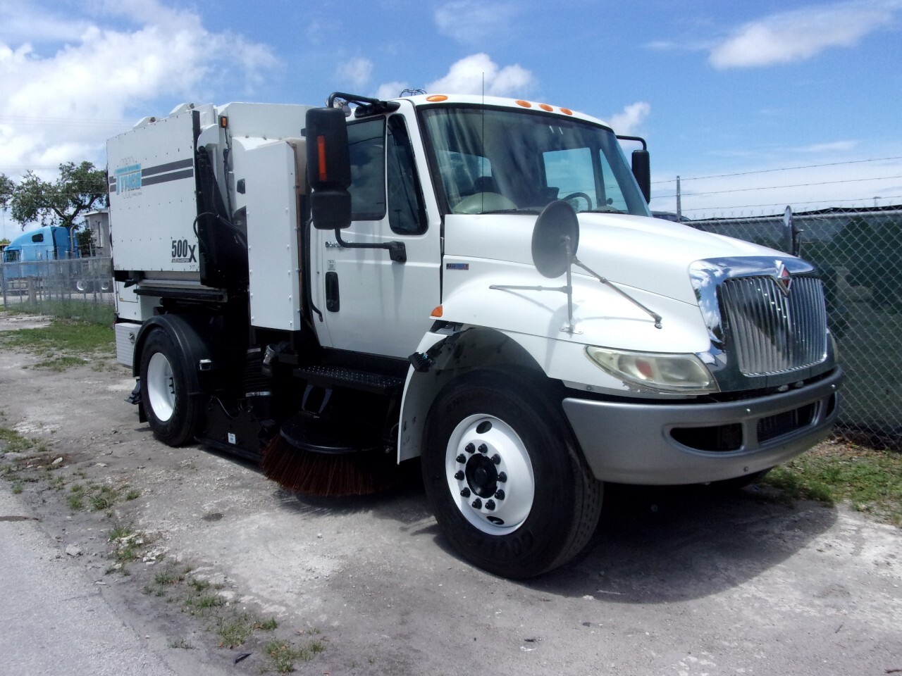 2010 INTERNATIONAL DURASTAR 4300 in Miami, FL