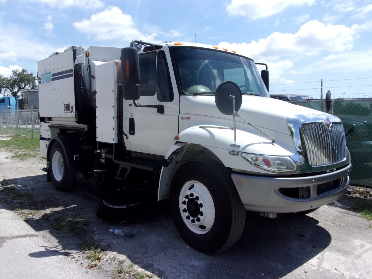 2012 INTERNATIONAL DURASTAR 4300 in Miami, FL