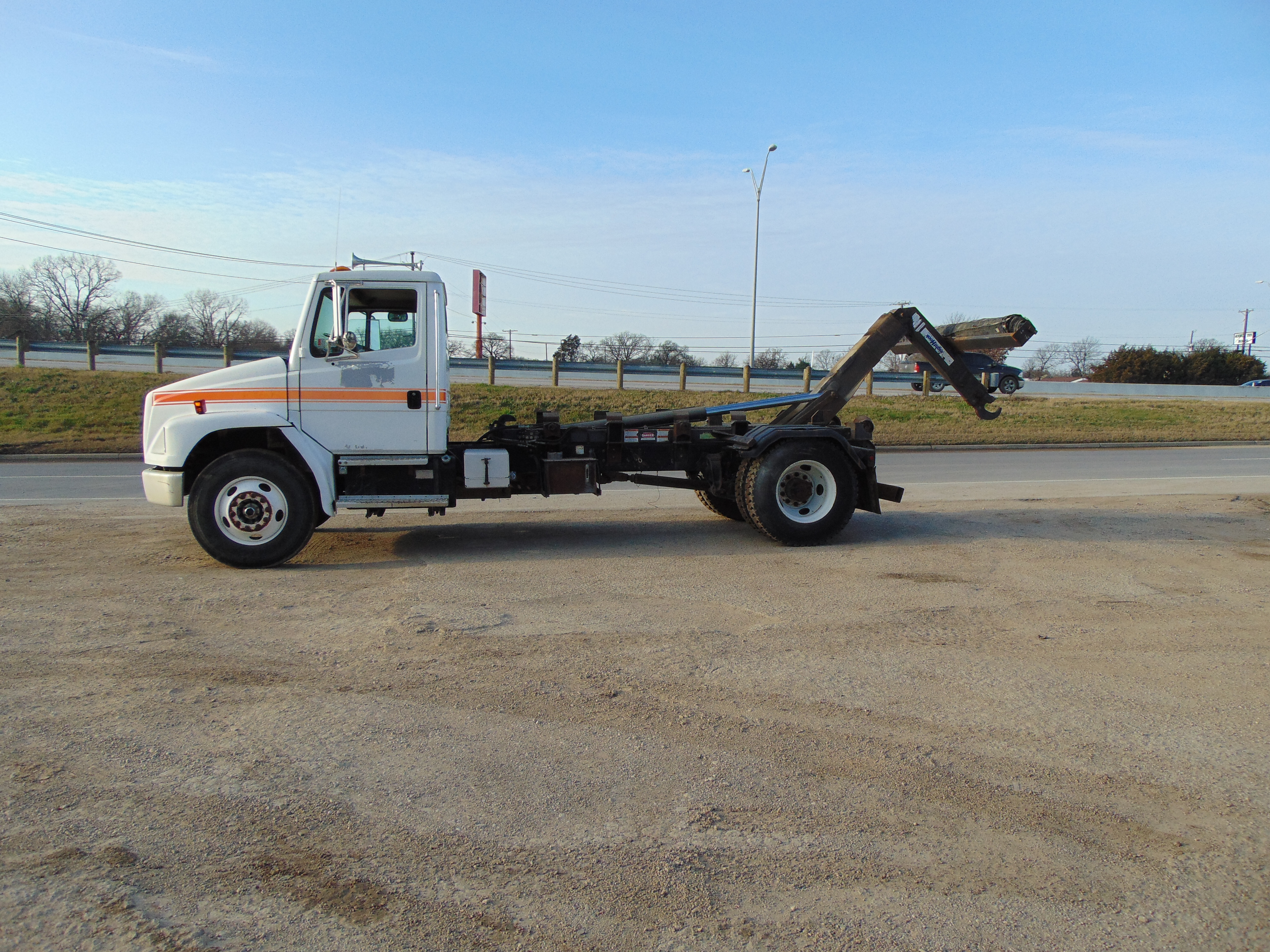 2001 FREIGHTLINER FL70 in Dallas, TX