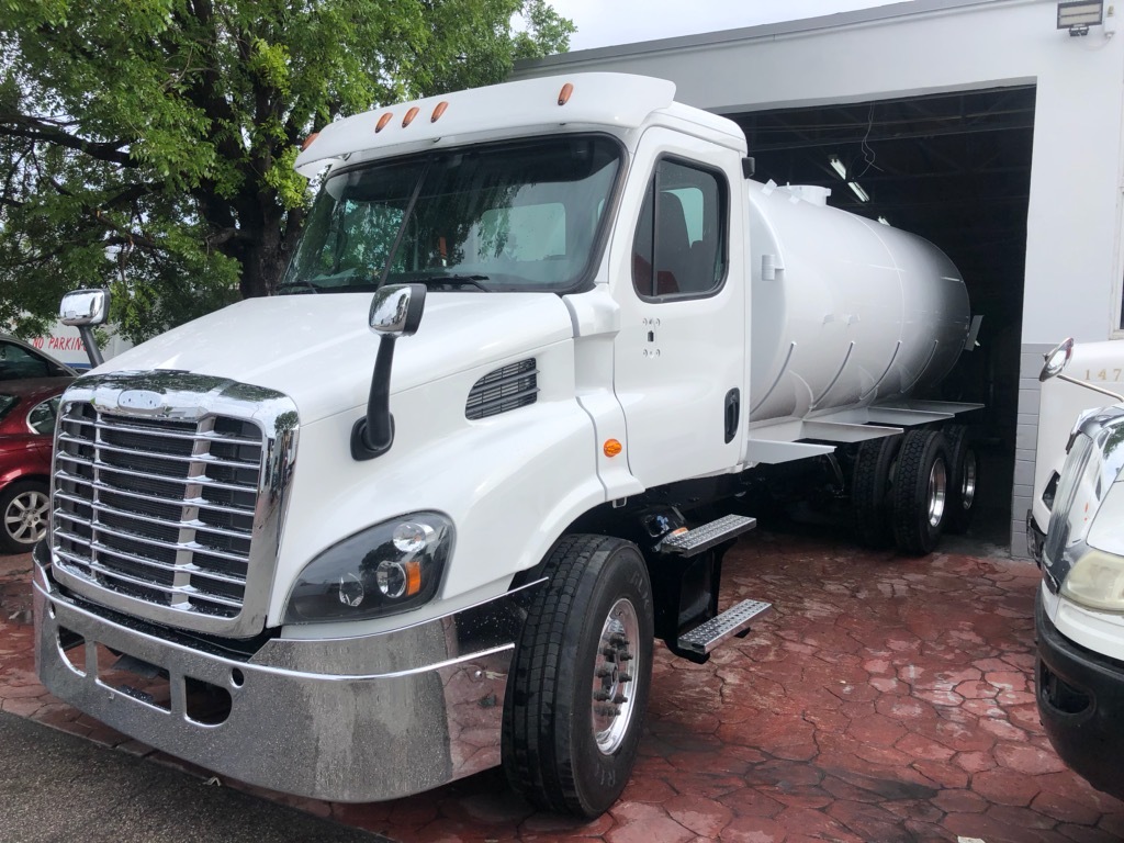 2019 FREIGHTLINER CASCADIA CA125 in Miami, FL