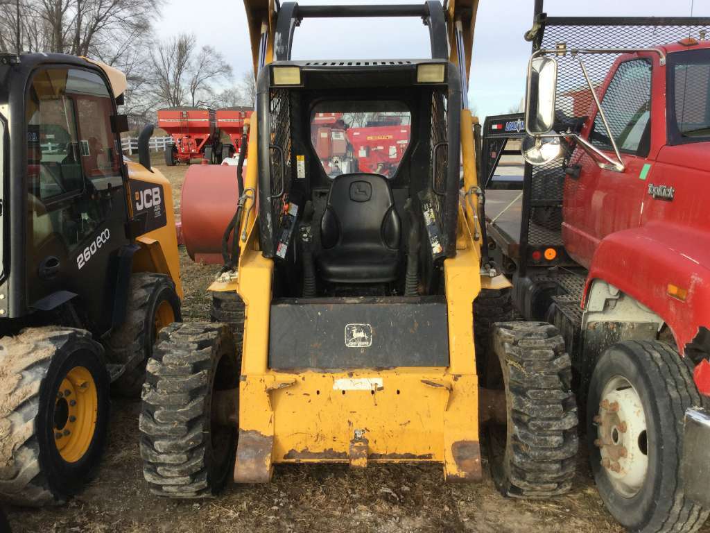 2000 John Deere Construction 260 in Williamsburg, IA