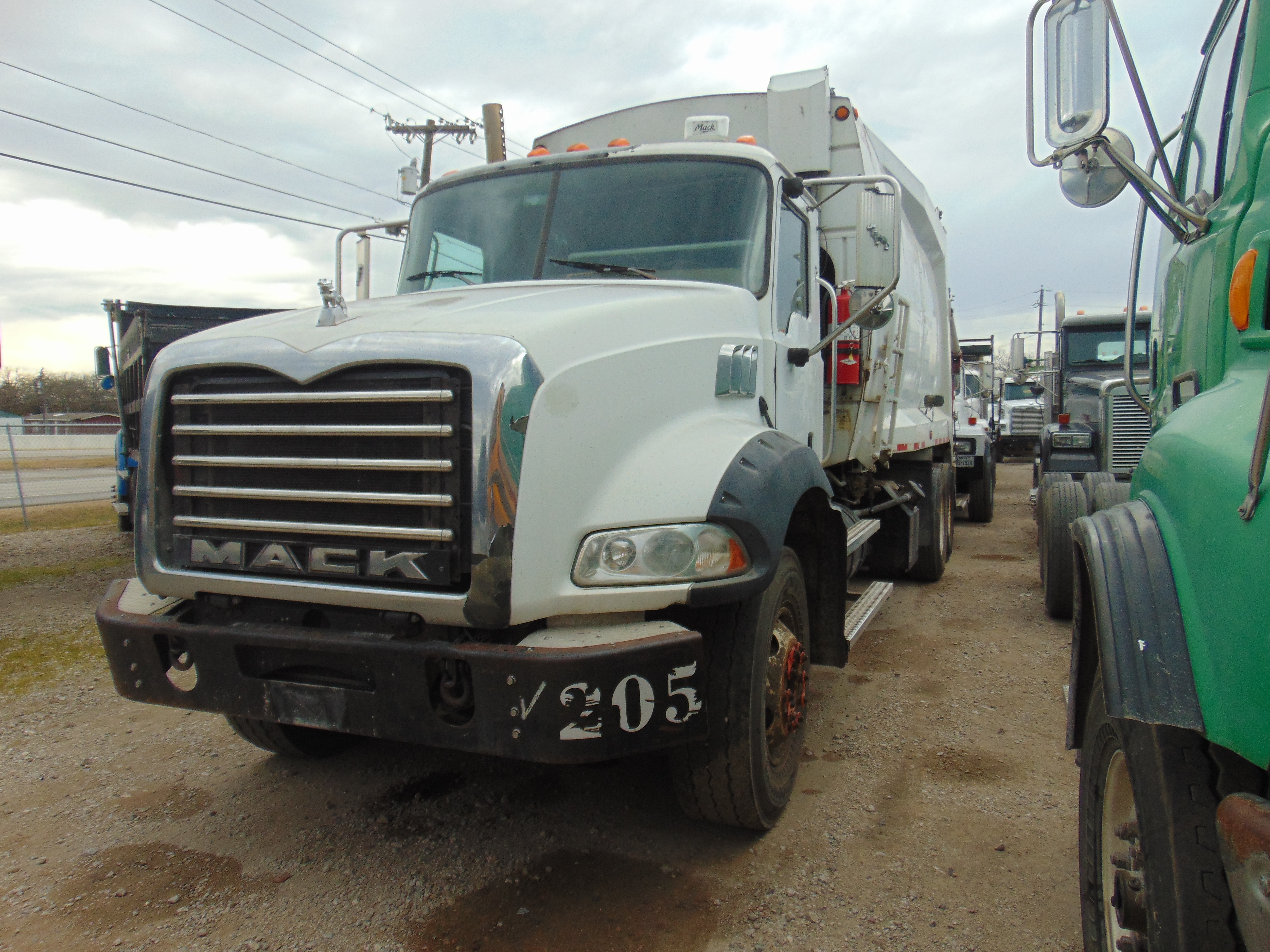 2009 MACK GU800 in Dallas, TX