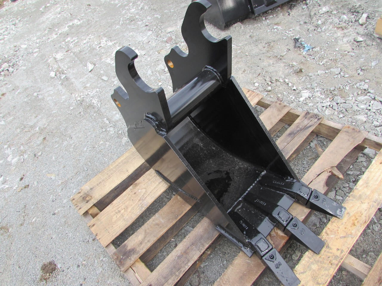 KUBOTA 12" BUCKET KX121, KX040, KX71, KX91, U35, KX033 in Scottdale, PA