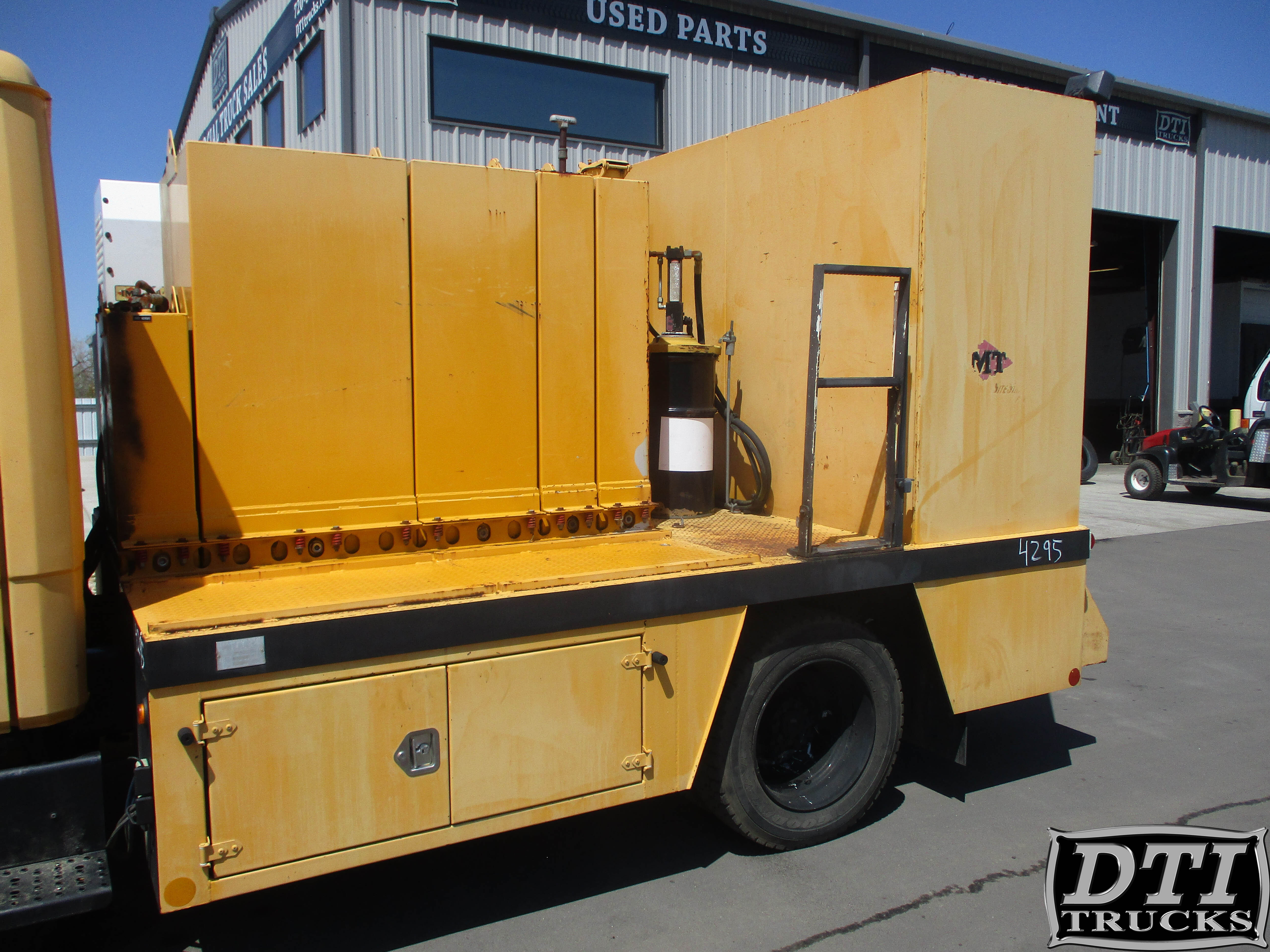 2001 IMT 12'L Lube Body in Denver, CO