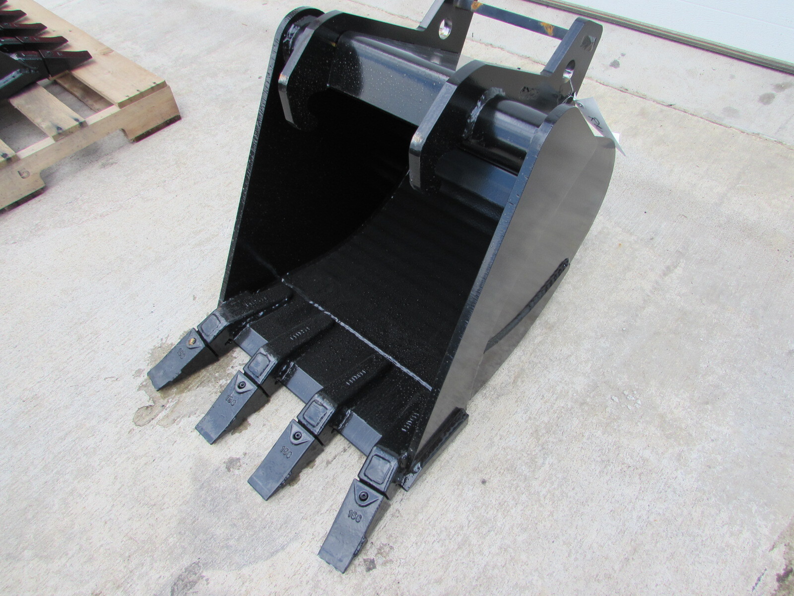 2022 ATTACHMENTS PLUS BOBCAT E26 E32 E35 325 328 331 334 430 18" TOOTH BUCKET in Scottdale, PA