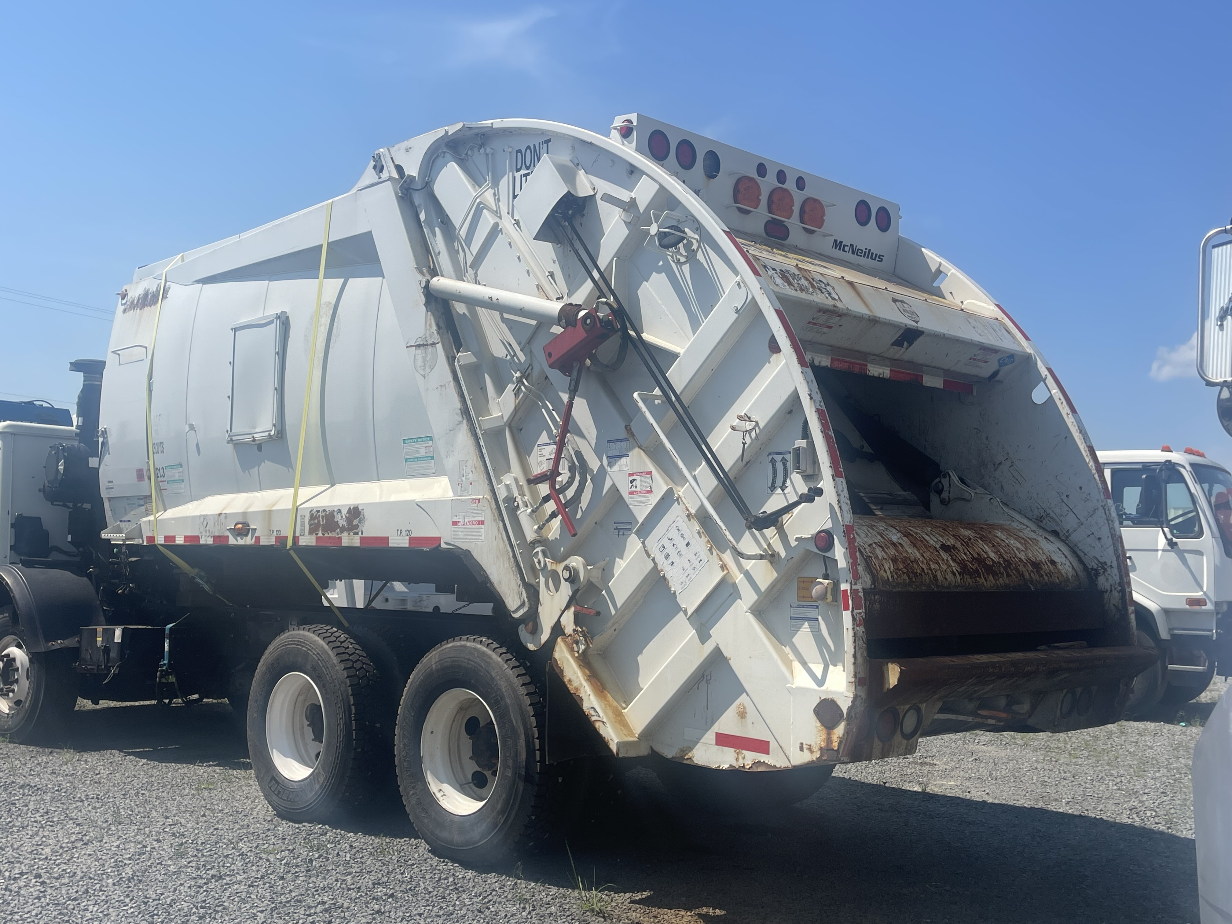 2013 MCNEILUS 2564 in Bealeton, VA