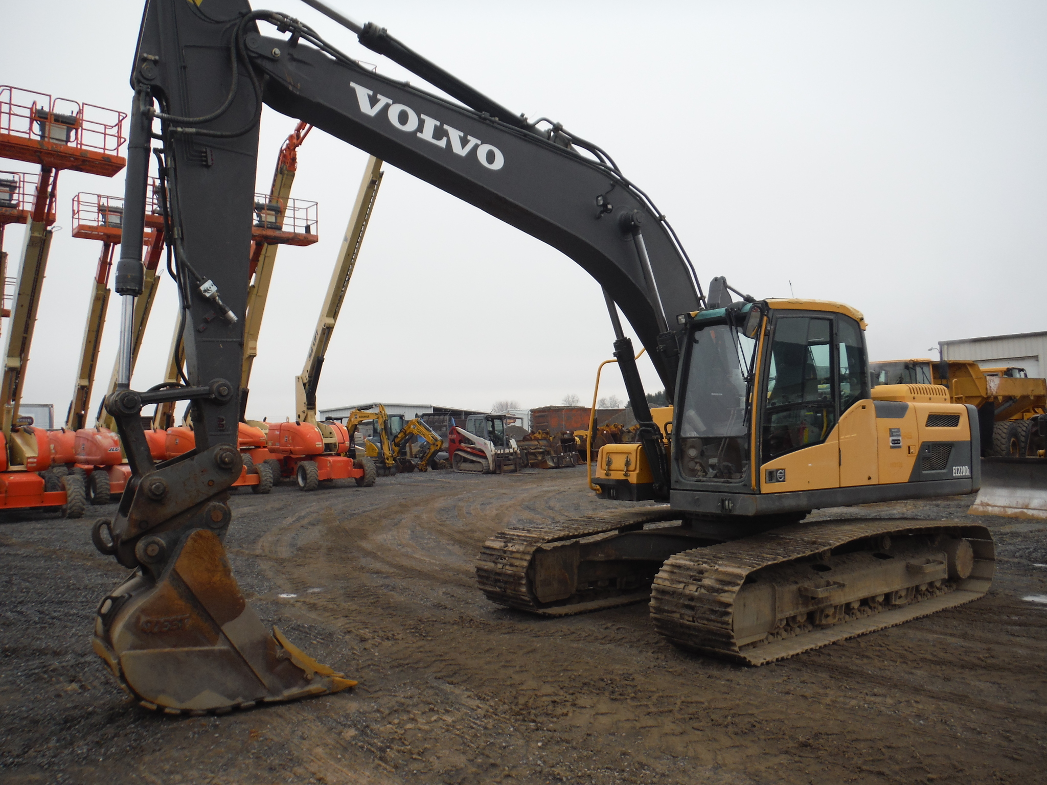 2015 VOLVO EC220DL in Milton, PA