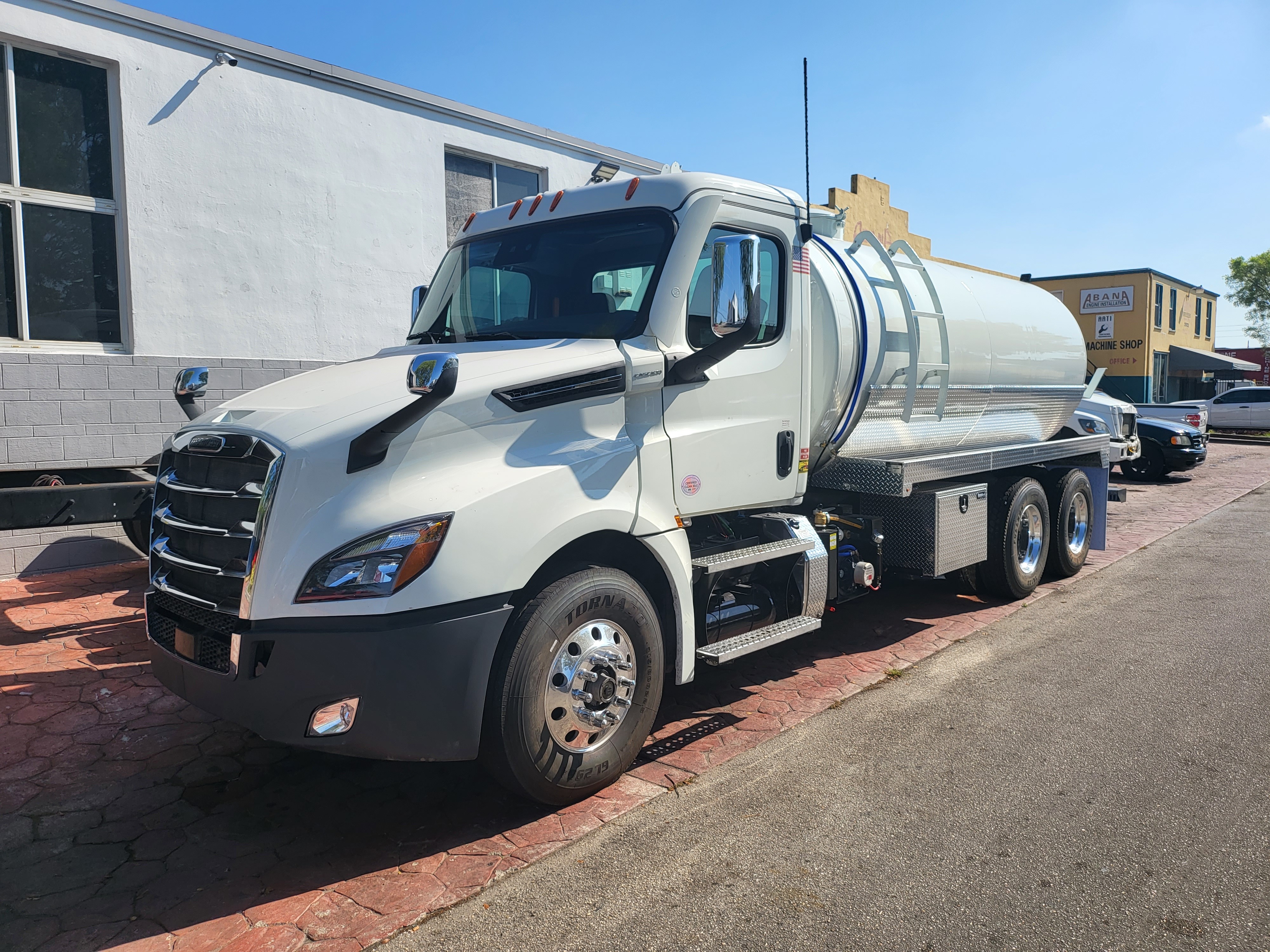 2022 FREIGHTLINER CASCADIA 126 in Miami, FL