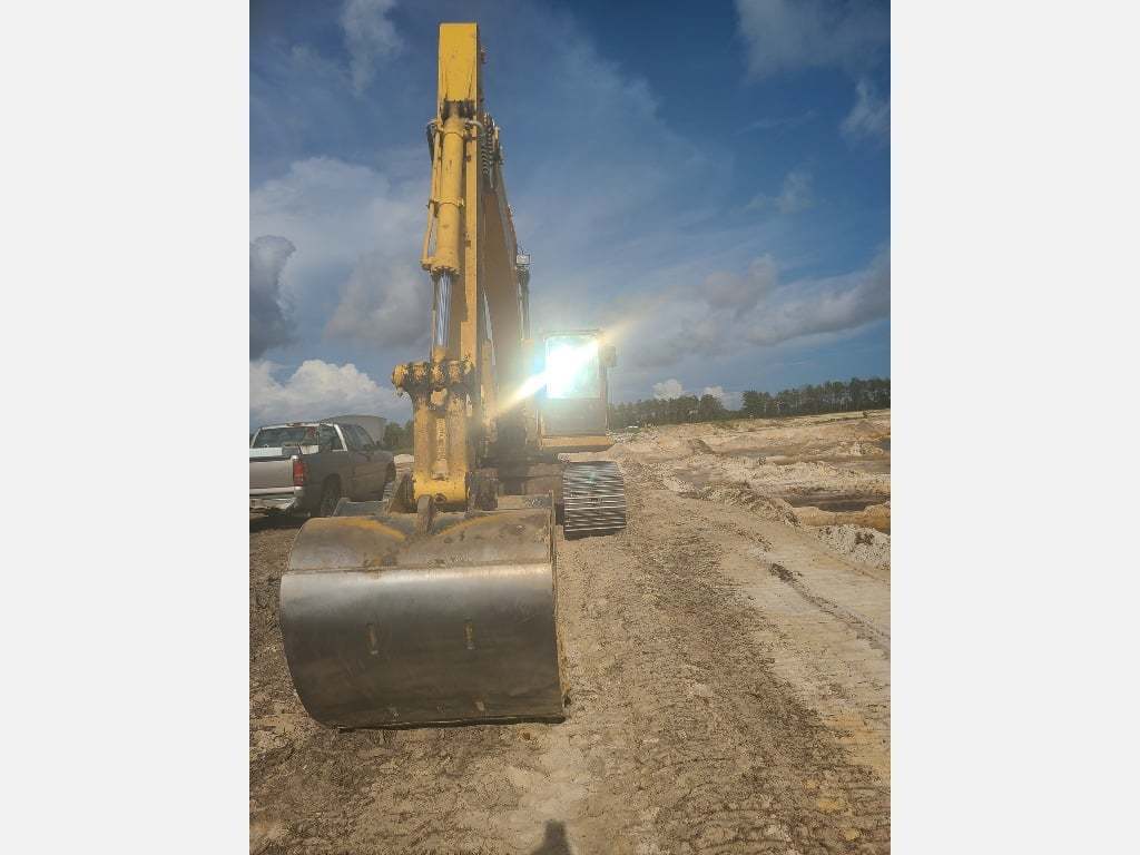 2019 KOMATSU PC210 LC in Eastpoint, FL