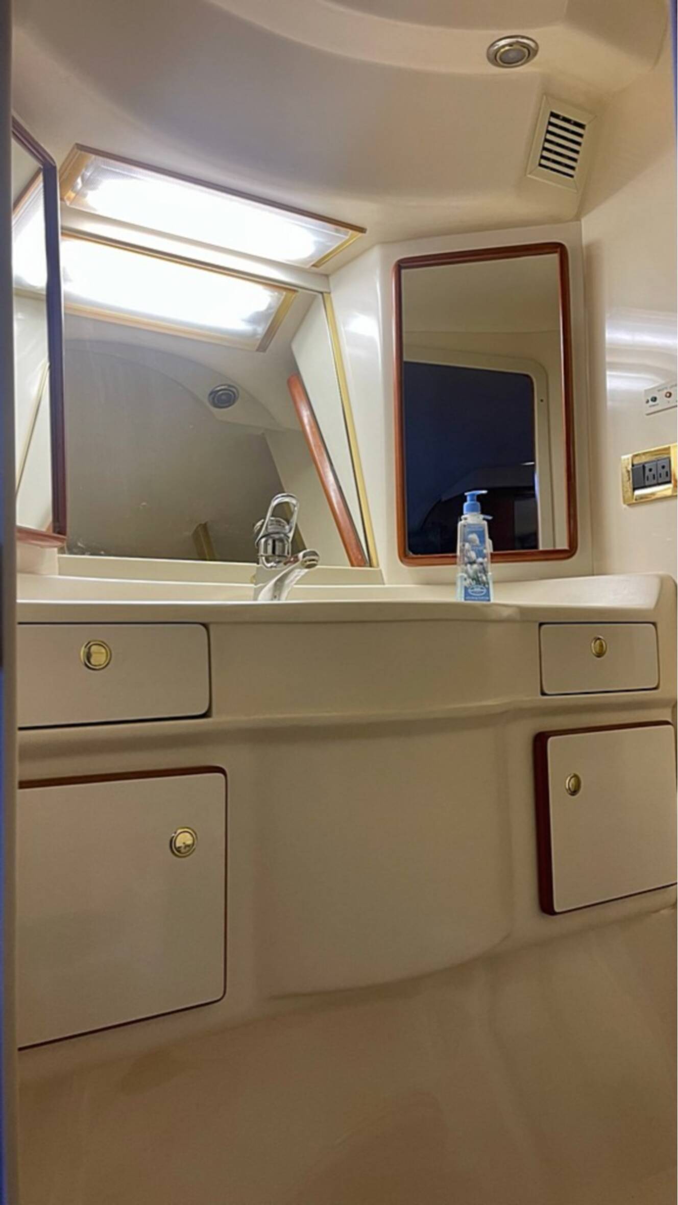 A photo of this 1997 Sea Ray 500 SUNDANCER