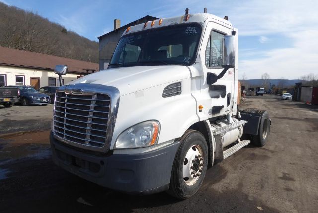 2010 FREIGHTLINER CASCADIA 113 in Sparrowbush, NY