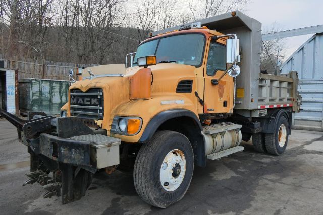 2005 MACK CV712 in Sparrowbush, NY