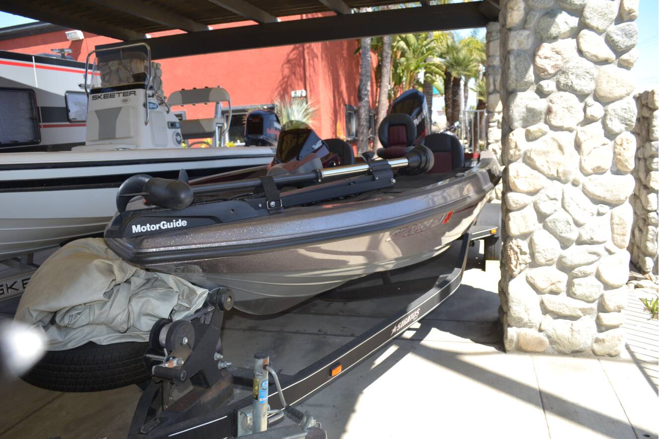 A photo of this 2016 Stratos 186 VLO