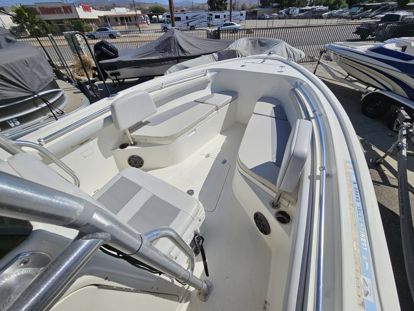 A photo of this 2019 Mako 214