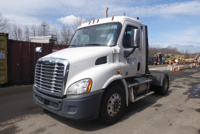 2011 FREIGHTLINER CASCADIA 113 in Sparrow Bush, NY