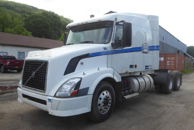 2004 VOLVO VNL64T630 in Sparrowbush, NY