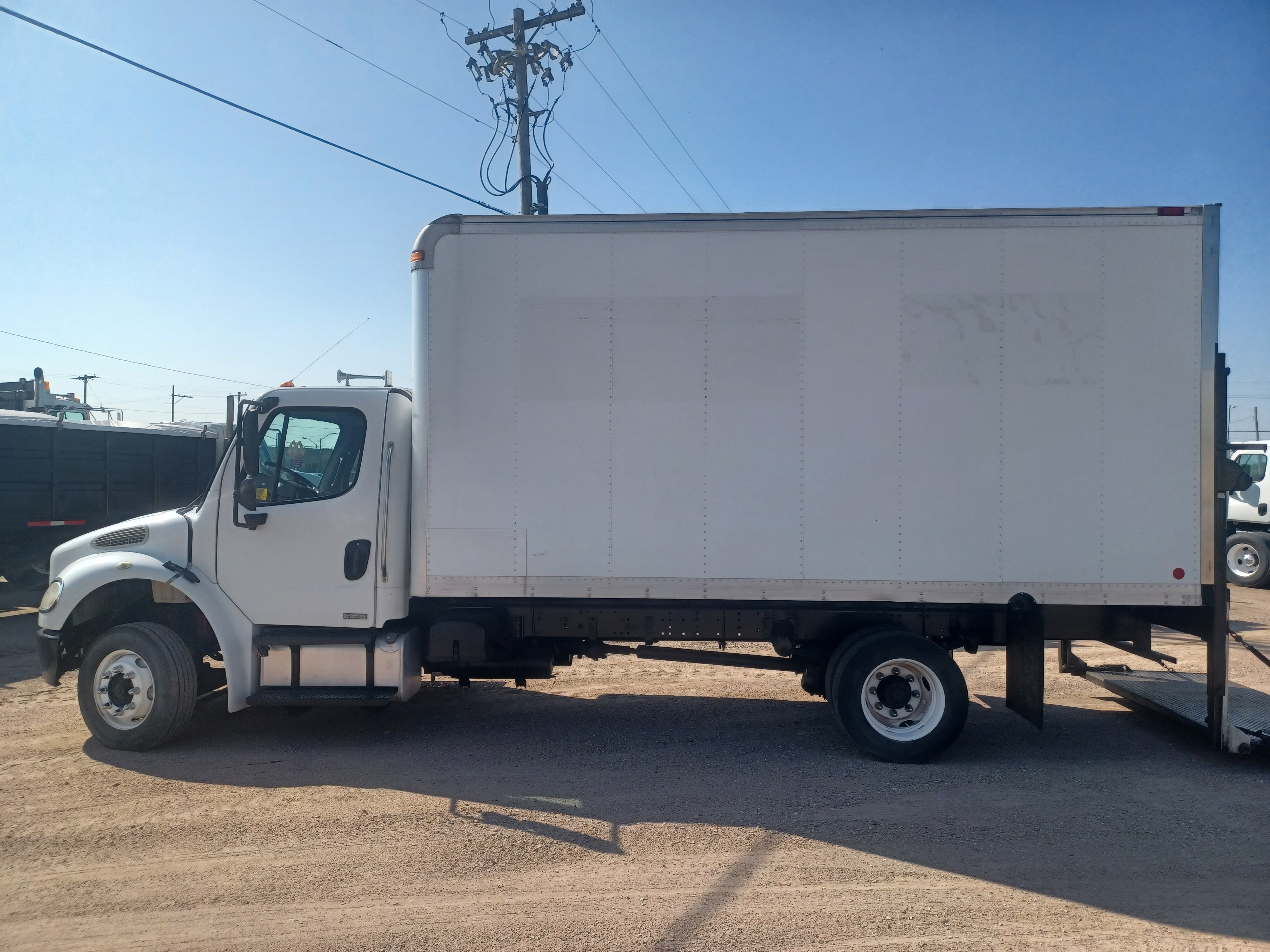 2007 FREIGHTLINER BUSINESS CLASS M2 106 in Pratt, KS