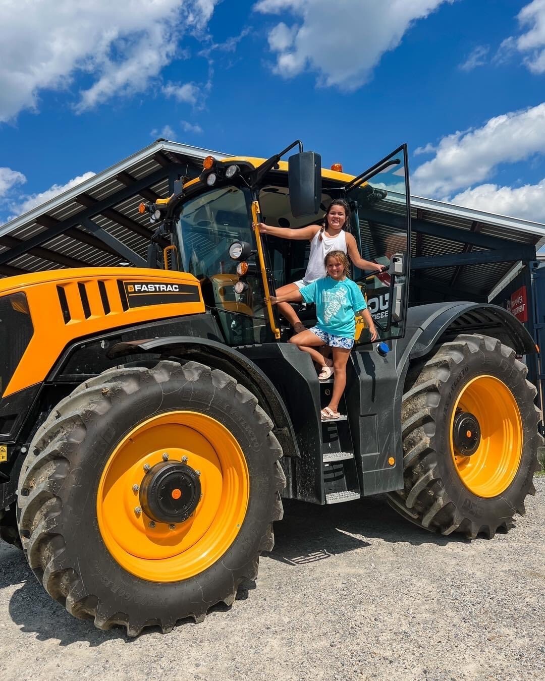 2023 JCB Fastrac 8330 in Waynesboro, MS
