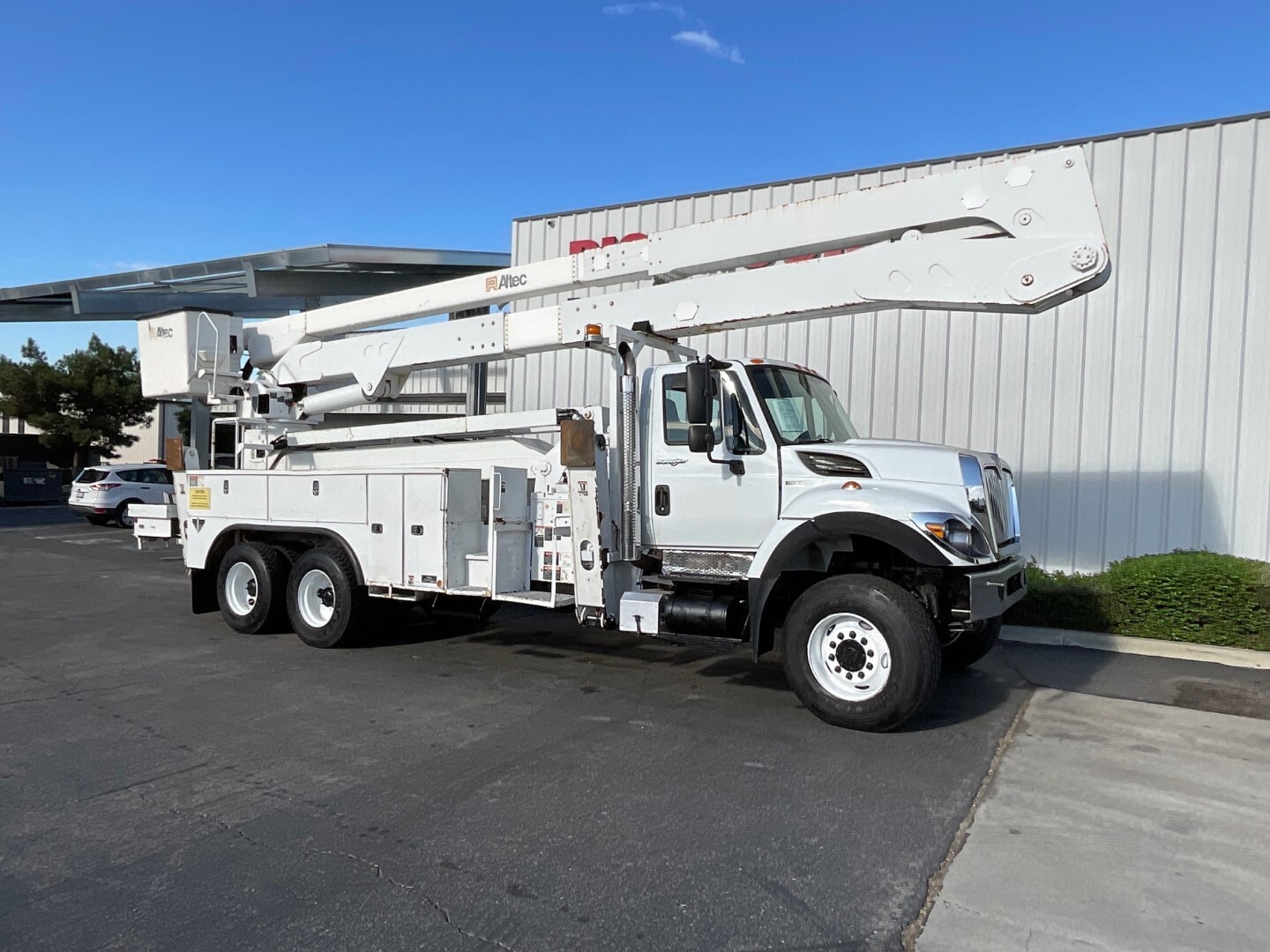 International Workstar 7400 Bucket Truck - Boom Truck For