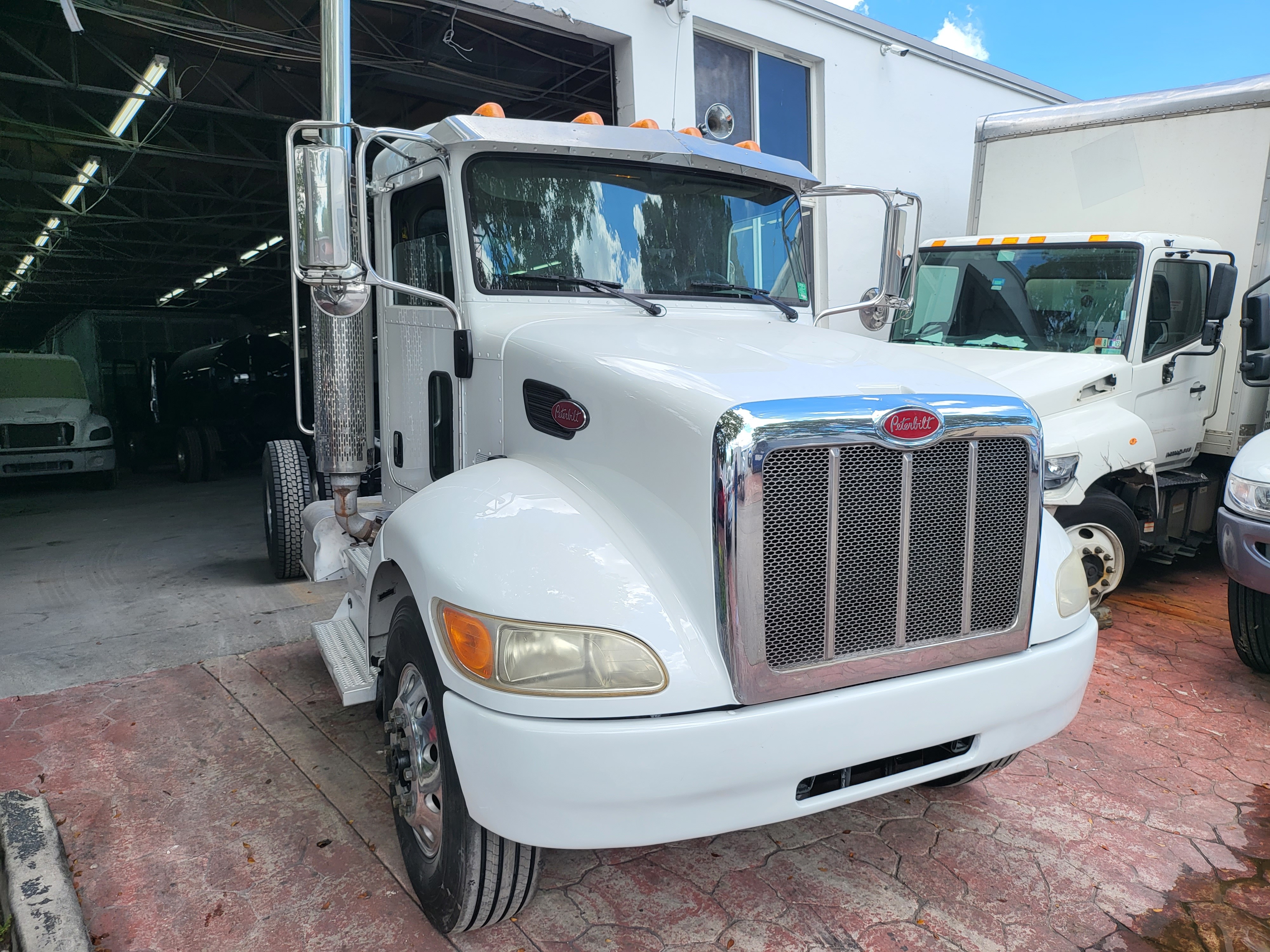 2014 PETERBILT 337 in Miami, FL