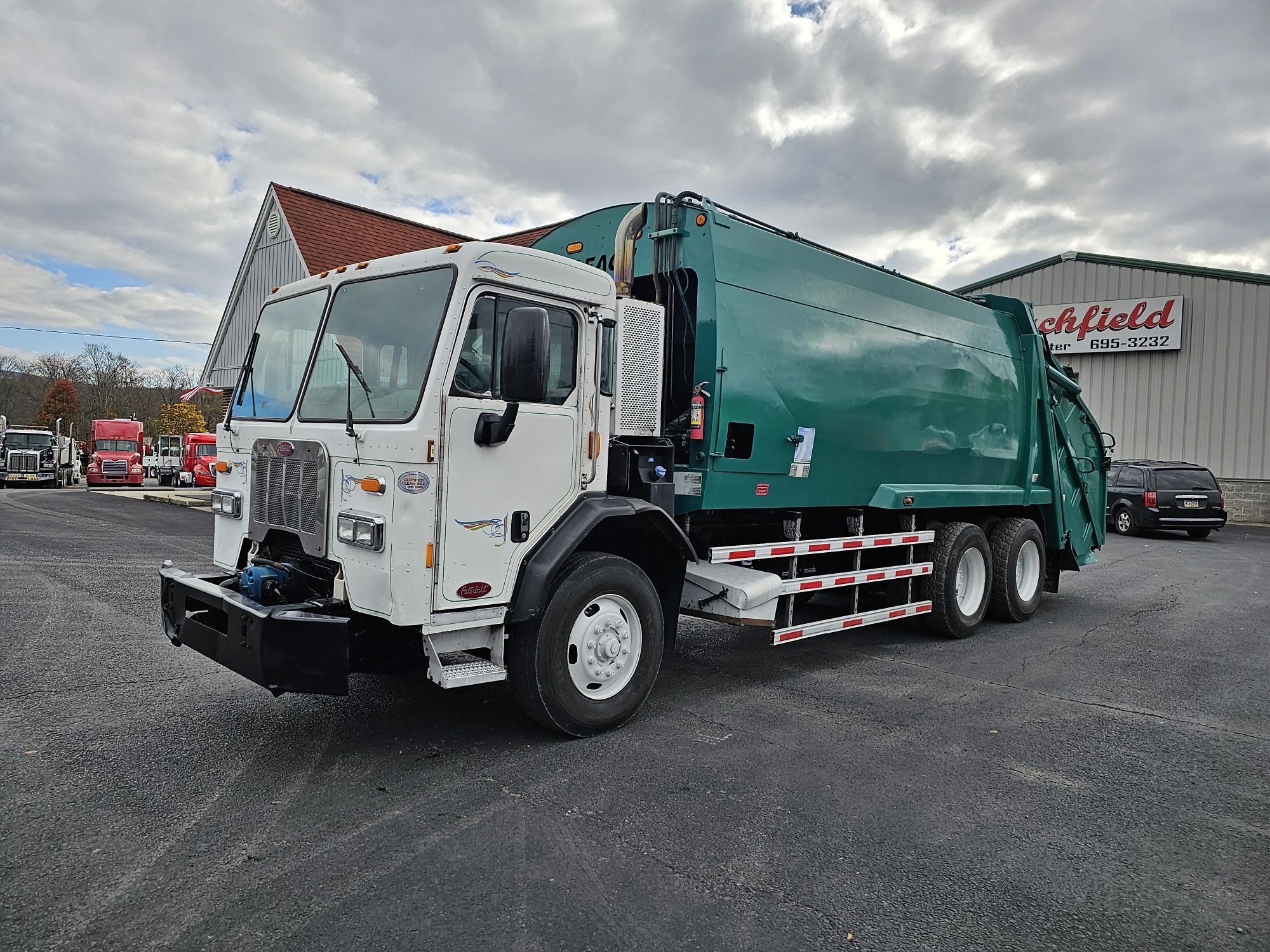 2017 PETERBILT 320 in Duncansville, PA