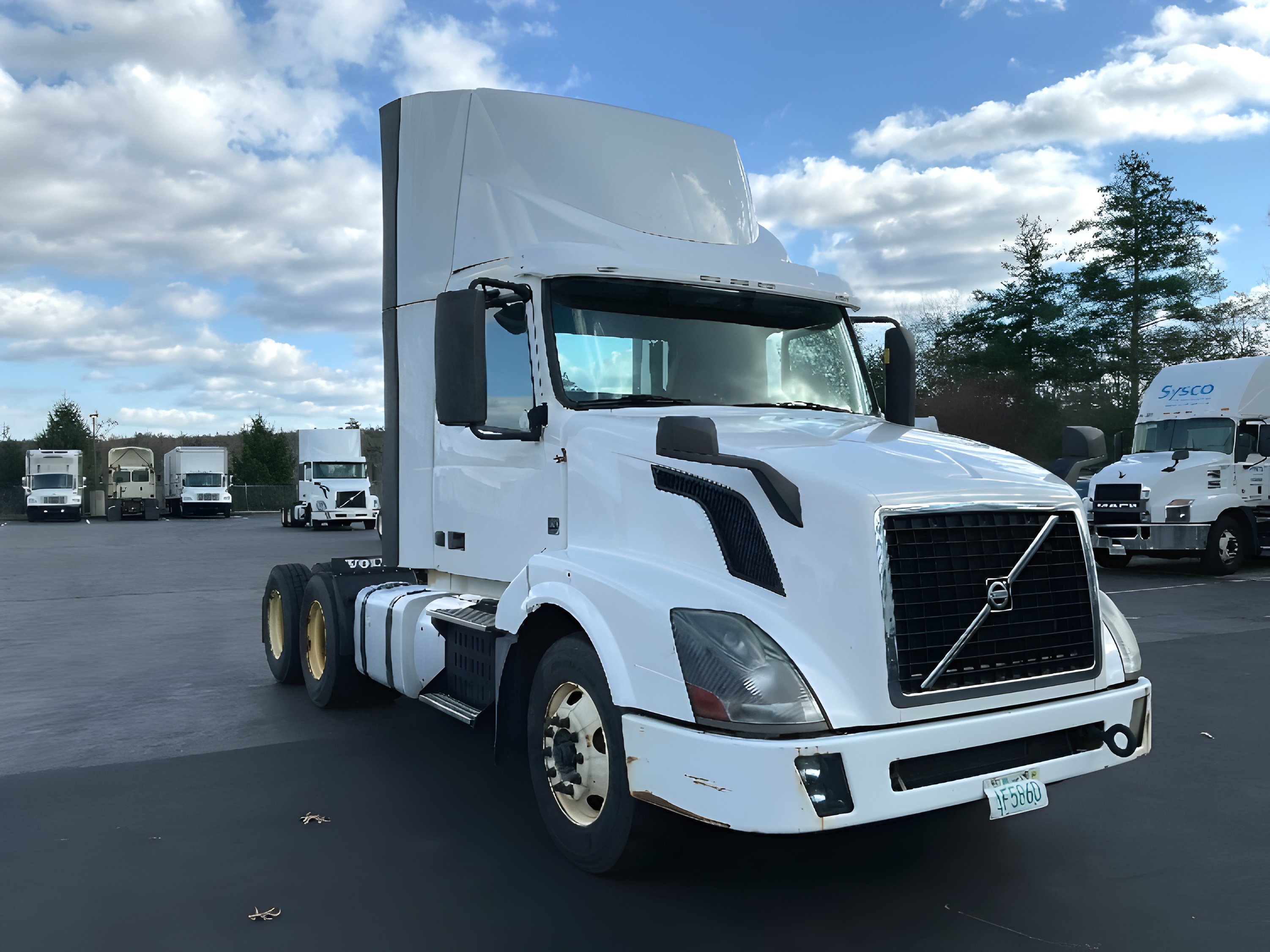 2015 VOLVO VNL64T300 in Londonderry, NH