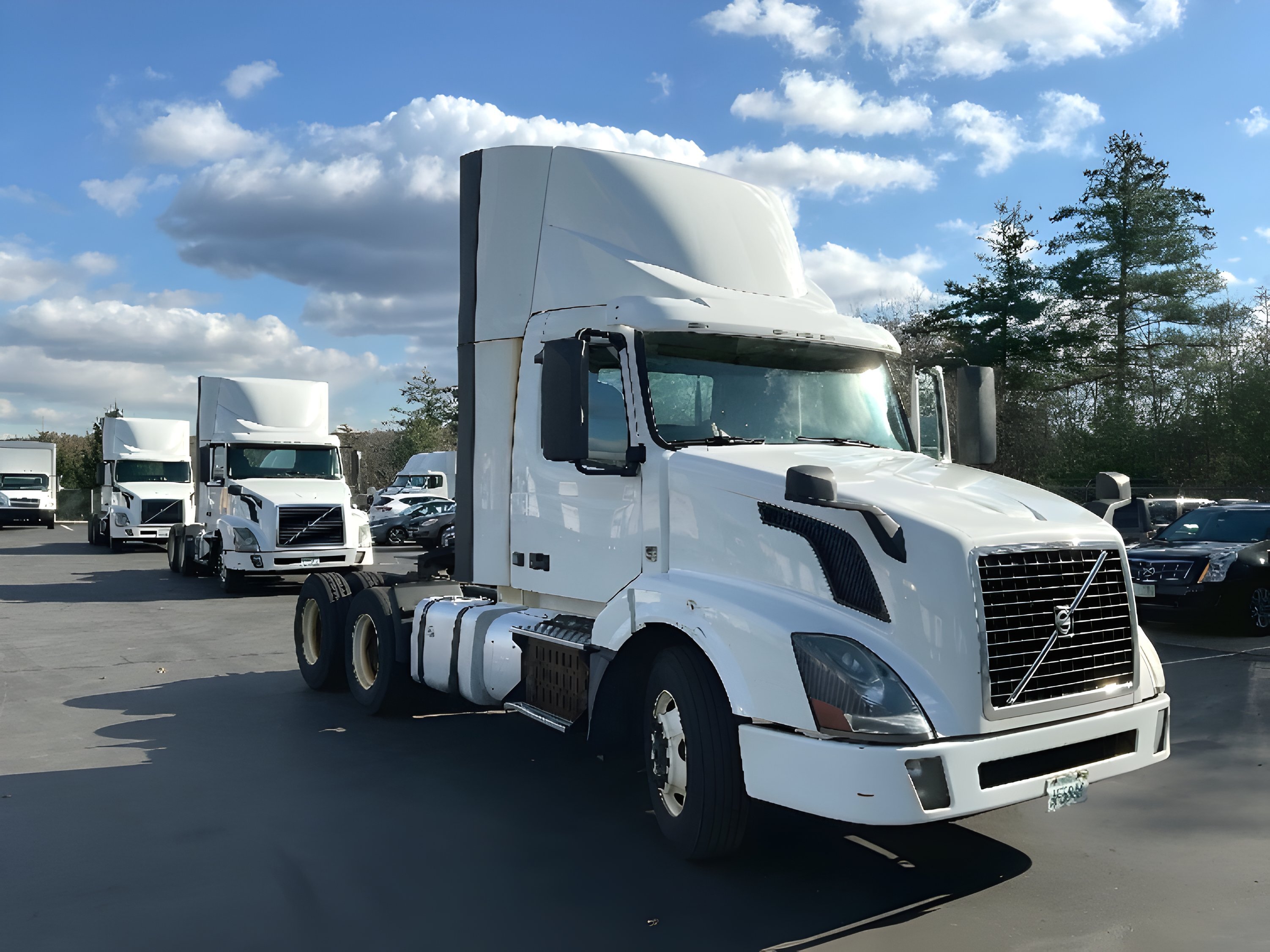 2015 VOLVO VNL64T300 in Londonderry, NH