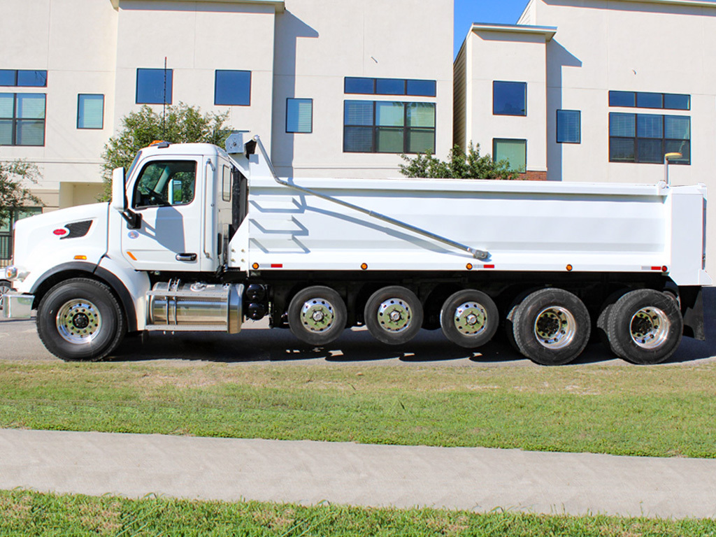 マルヤマ 7台 2023 Peterbilt 389 4 axle tractor 301
