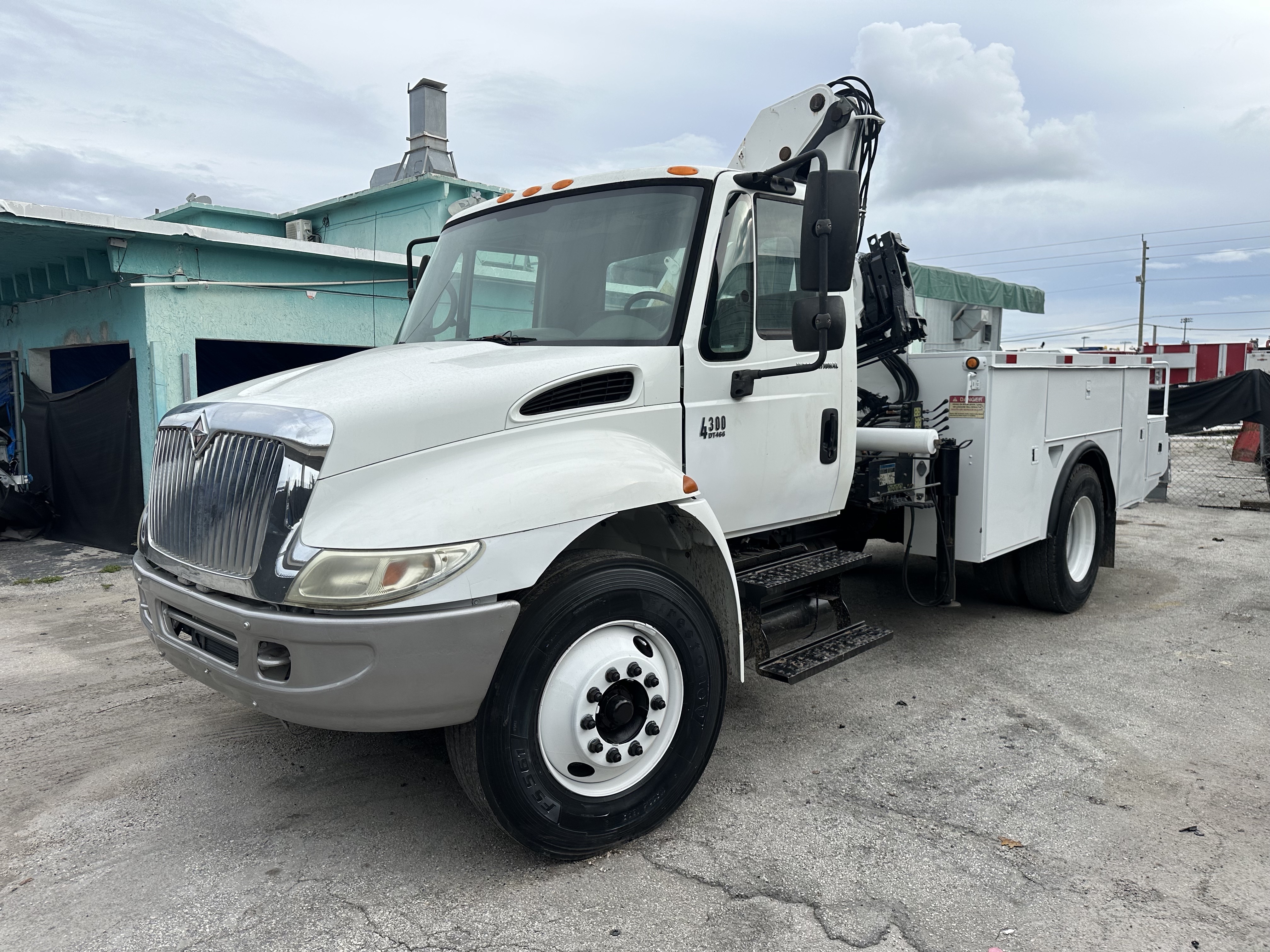 2006 INTERNATIONAL 4300 in Miami, FL