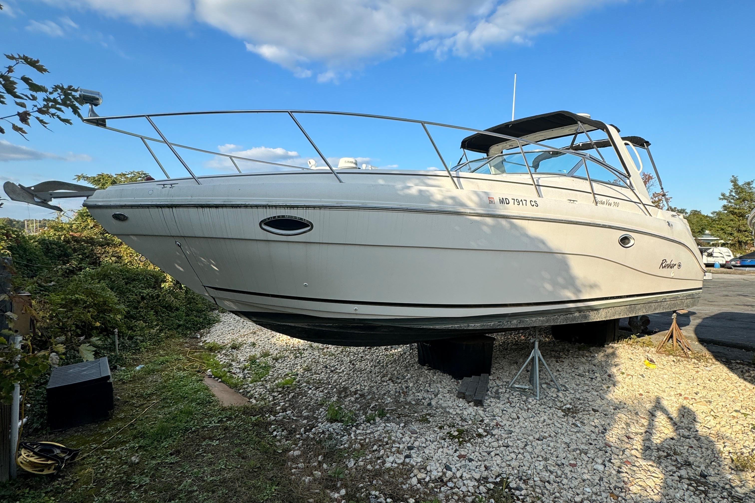2002 Rinker 310 Fiesta Vee Express Cruiser Boat boat