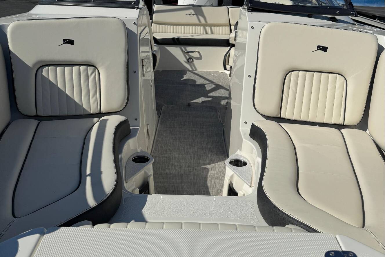 A photo of this 2023 Stingray 211DC