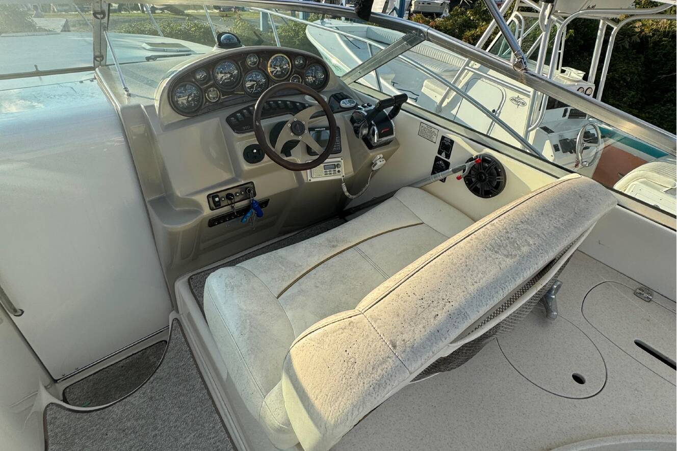 A photo of this 2002 Rinker 310 Fiesta Vee