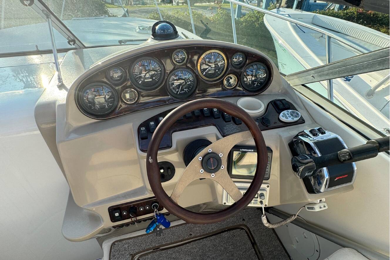 A photo of this 2002 Rinker 310 Fiesta Vee
