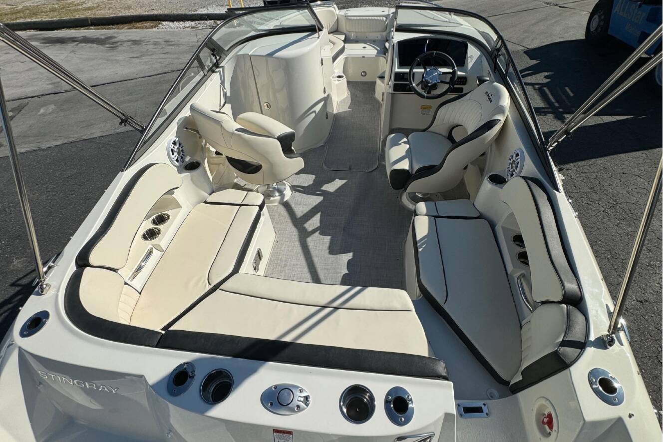 A photo of this 2023 Stingray 211DC
