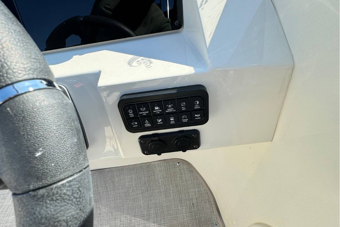 A photo of this 2023 Stingray 211DC