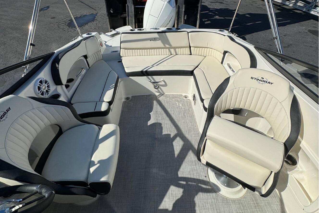 A photo of this 2023 Stingray 211DC