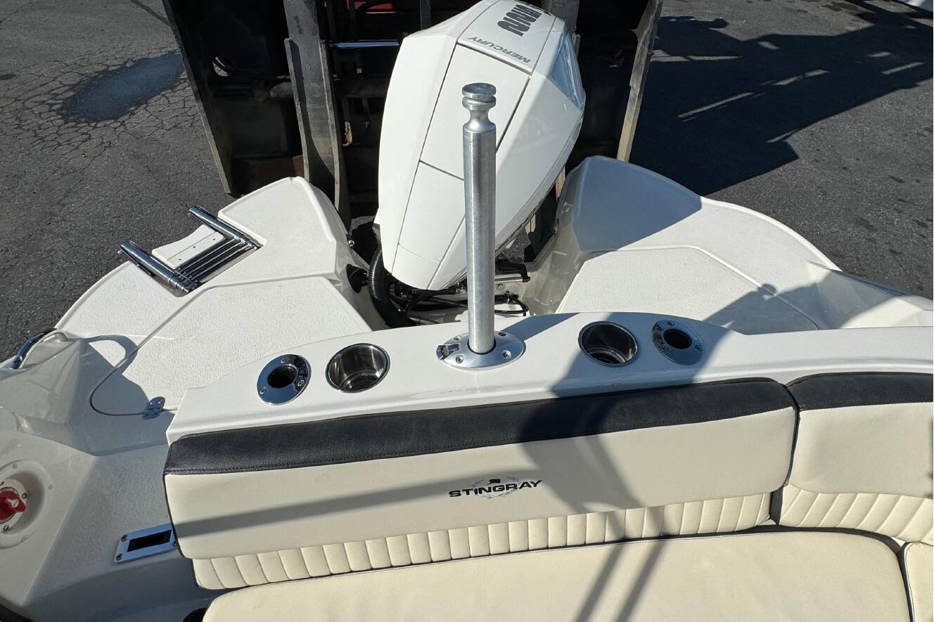 A photo of this 2023 Stingray 211DC