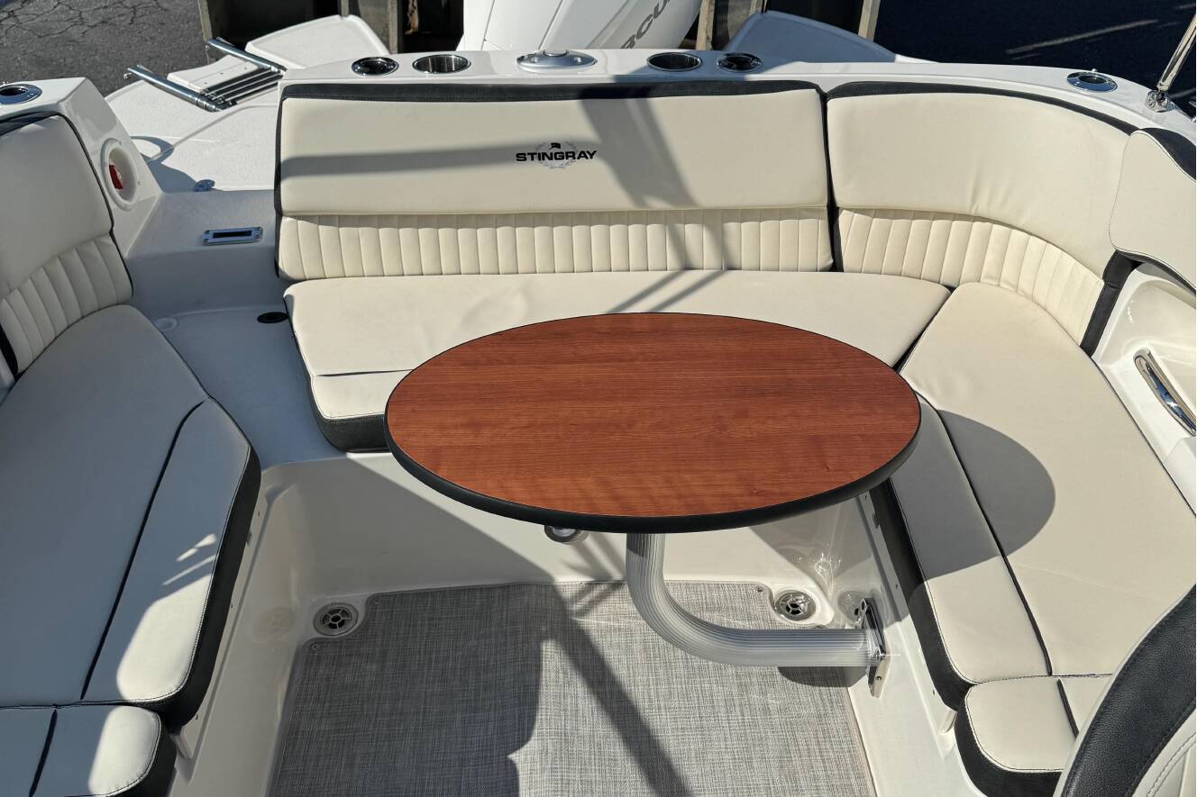 A photo of this 2023 Stingray 211DC