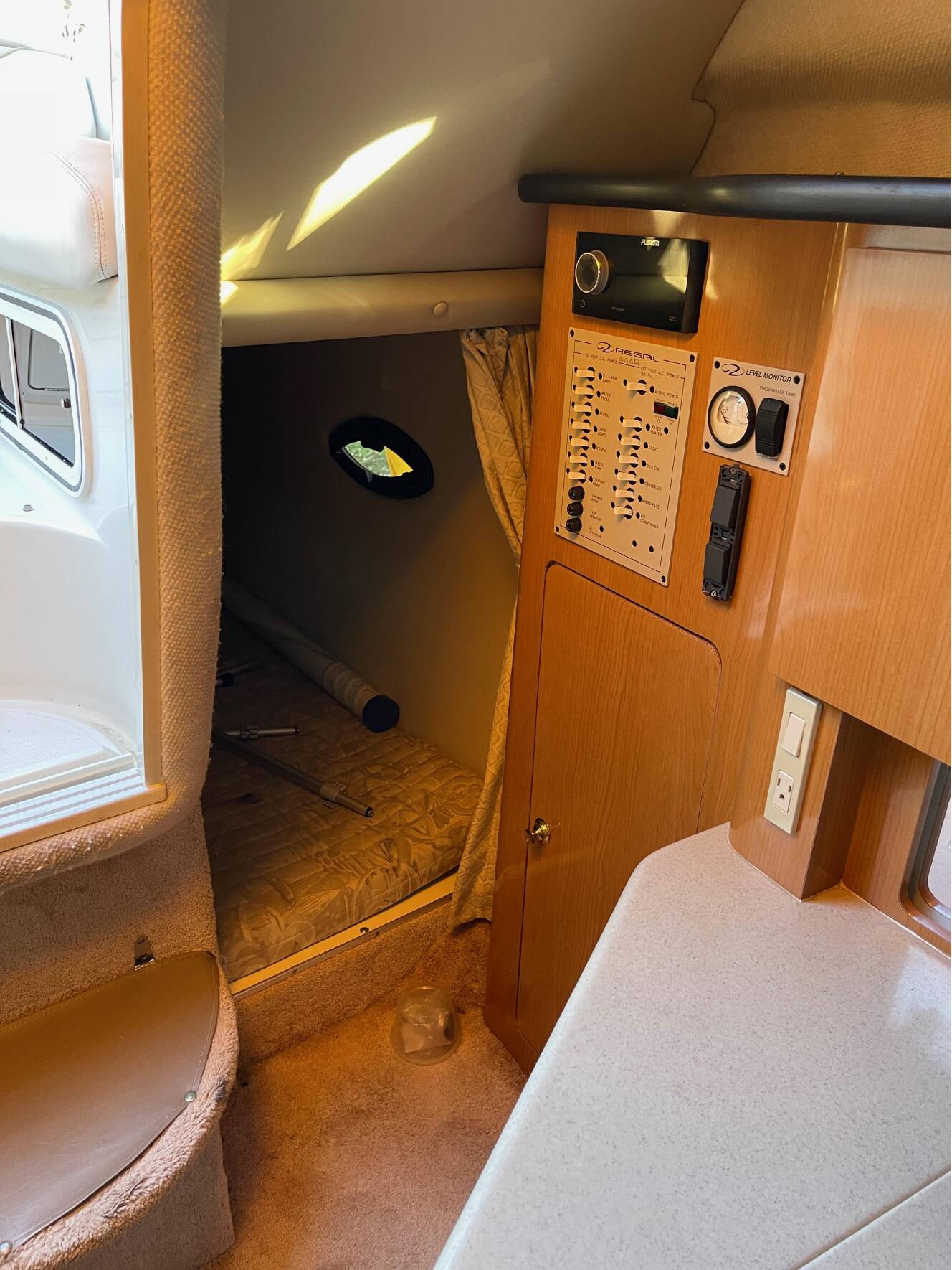 A photo of this 2001 Regal 2660 COMMODORE