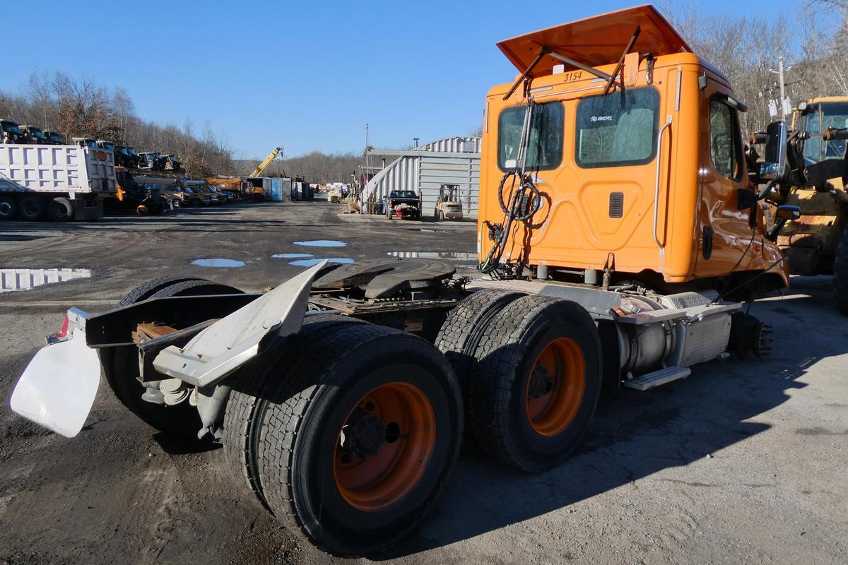 2016 Freightliner Cascadia 125" Sleeper Cab photo 2