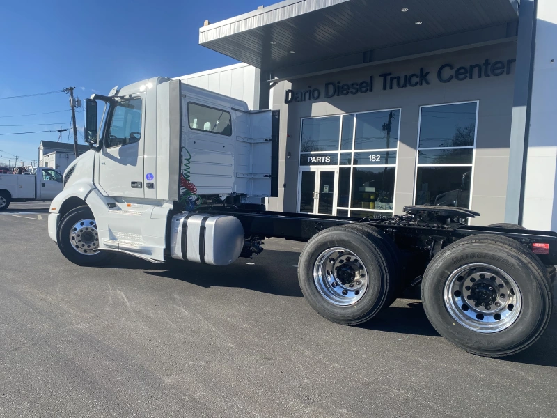 2024 VOLVO VNL64T300