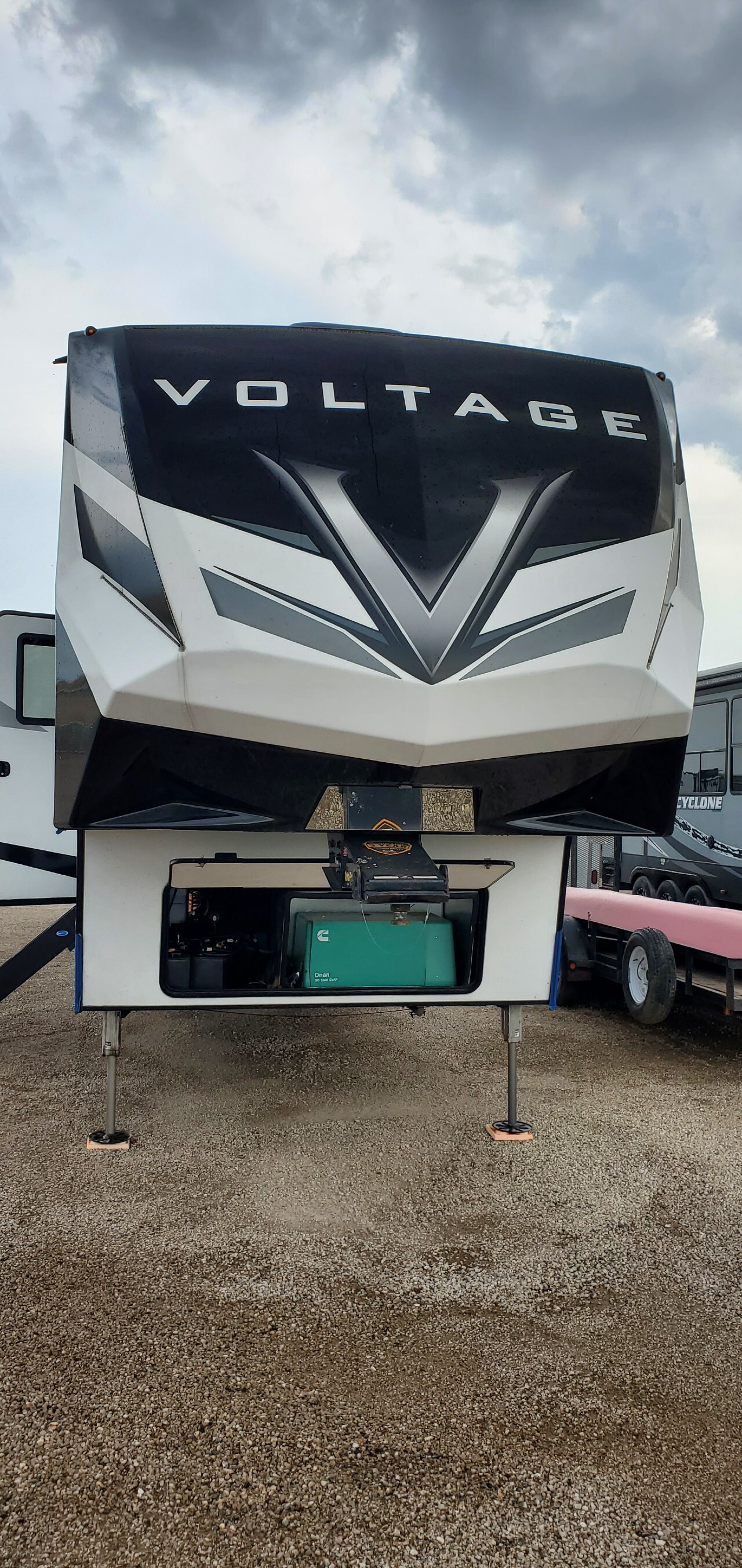 2021 Dutchmen VOLTAGE 4195 in parker CO