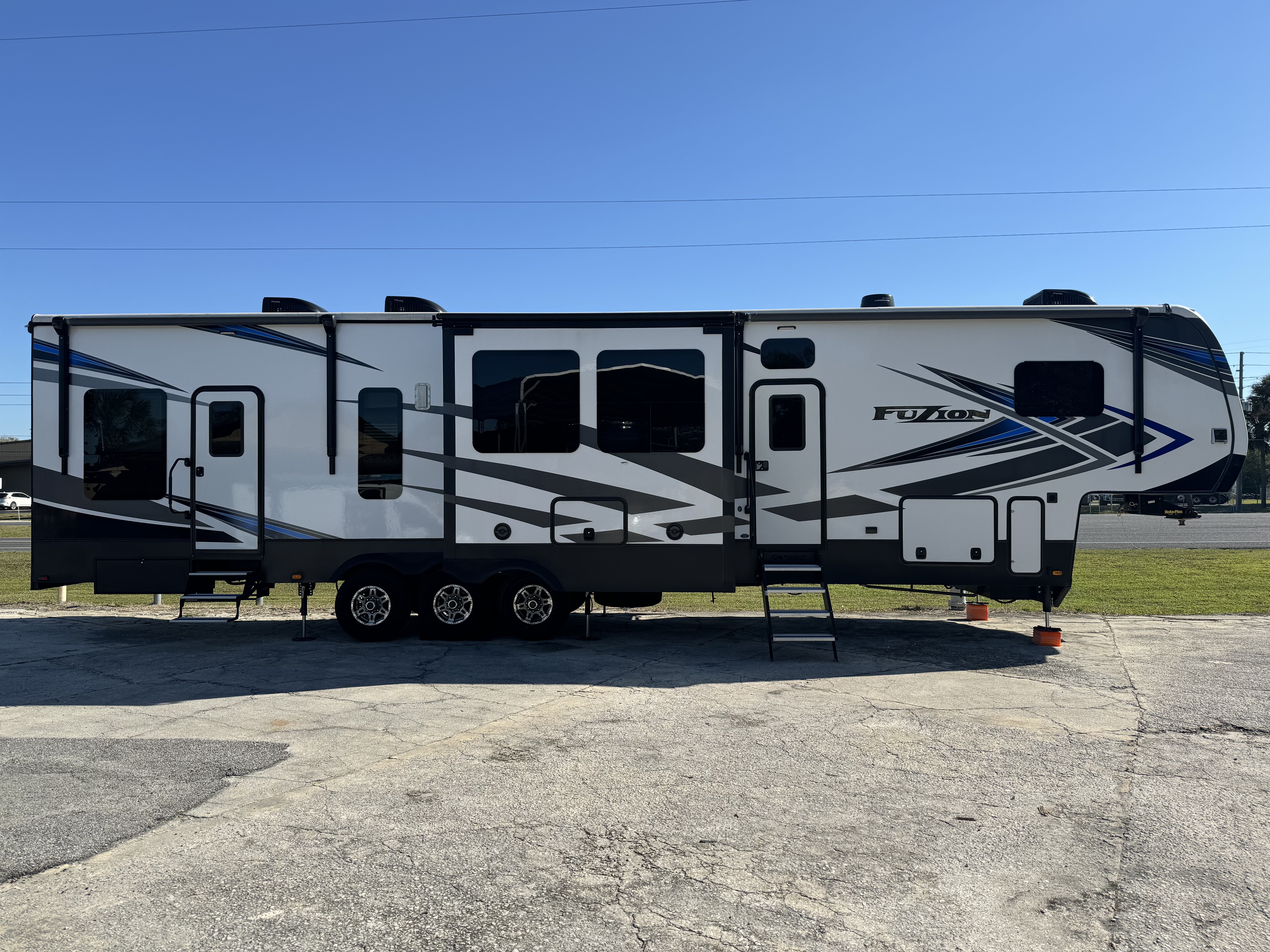 NY　スチャダラパー 5th wheel 2 the coach Tandara 5th Wheel RVs by East To West RV