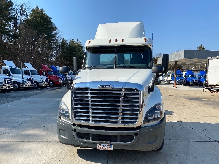 2017 Freightliner Cascadia 125" Sleeper Cab photo 2