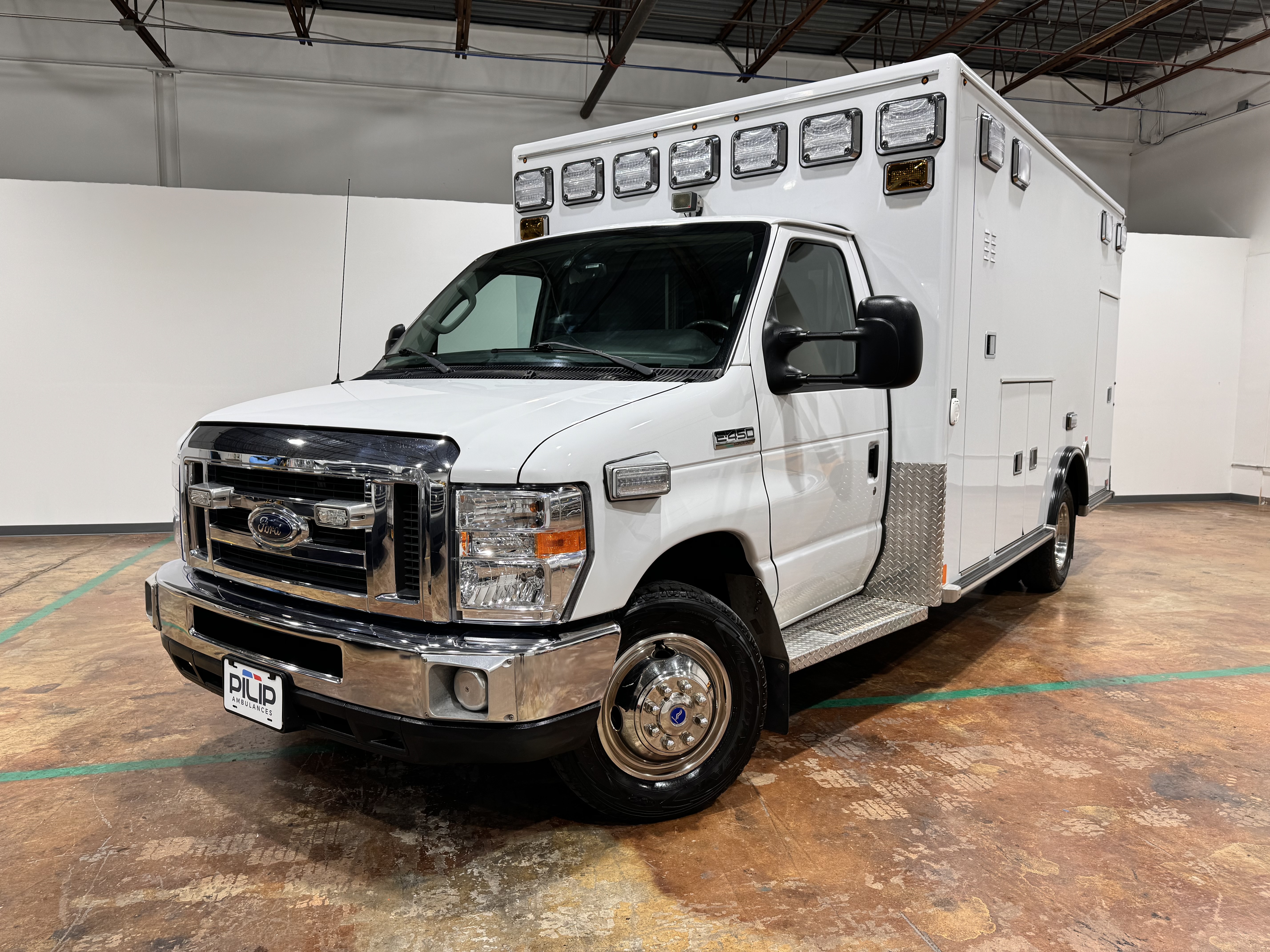 2013 FORD E450 in Camp Hill, PA