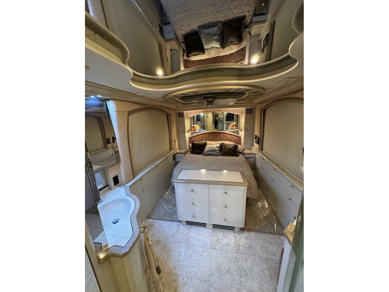 A photo of this 2000 Prevost LIBERTY 