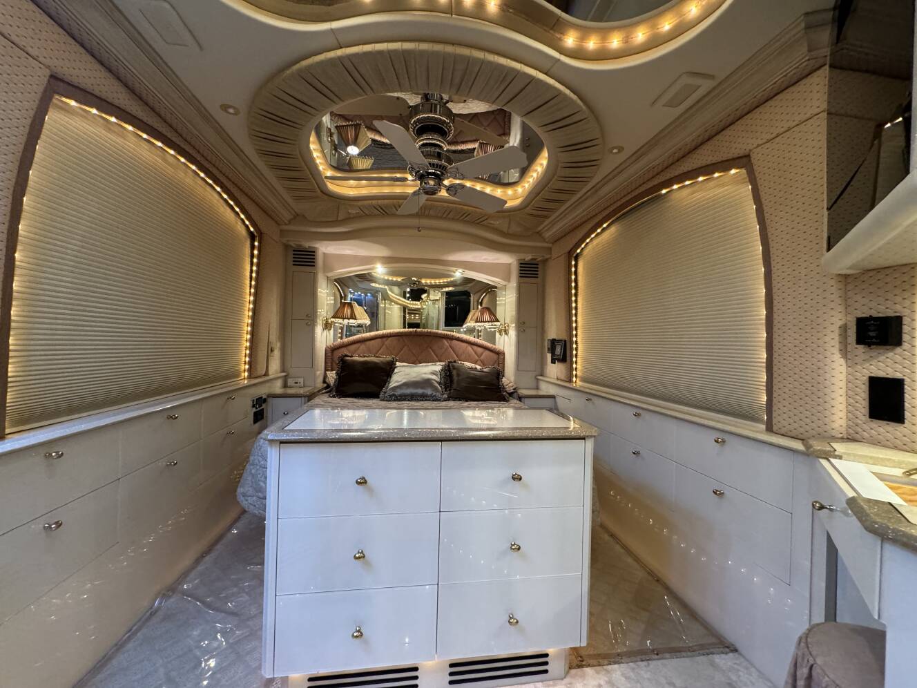 A photo of this 2000 Prevost LIBERTY 
