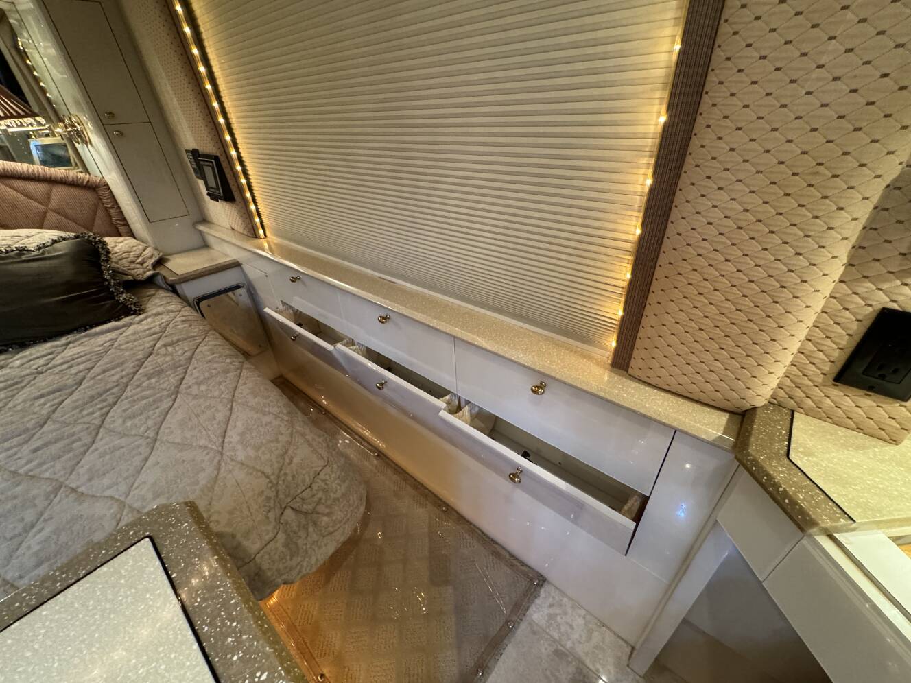 A photo of this 2000 Prevost LIBERTY 